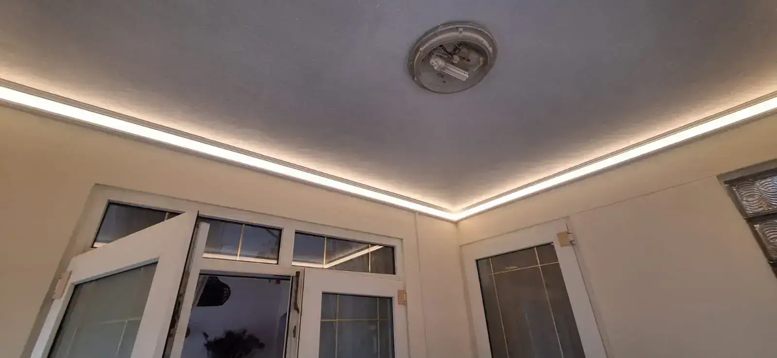 Perimeter cove lighting in a finished room